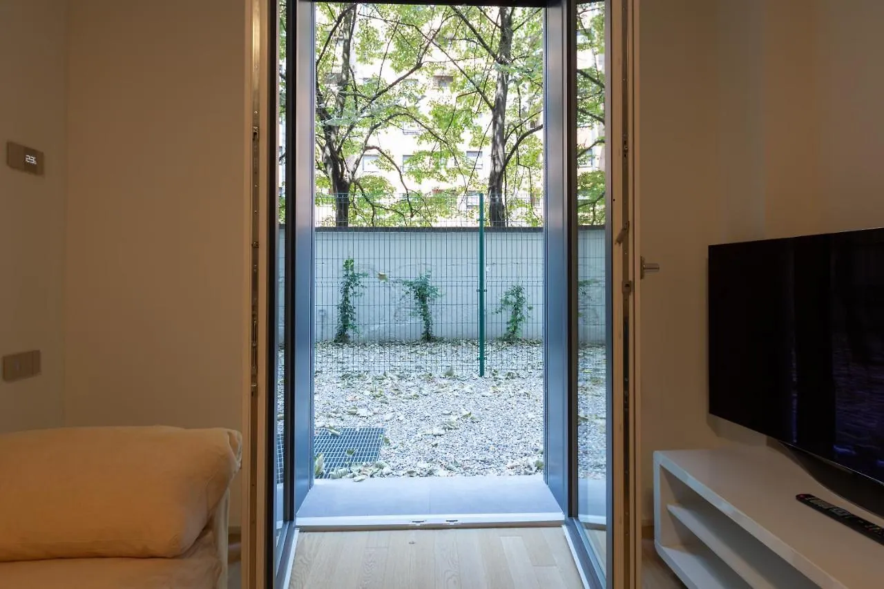 Cozy Flat With Parking Daire Milano