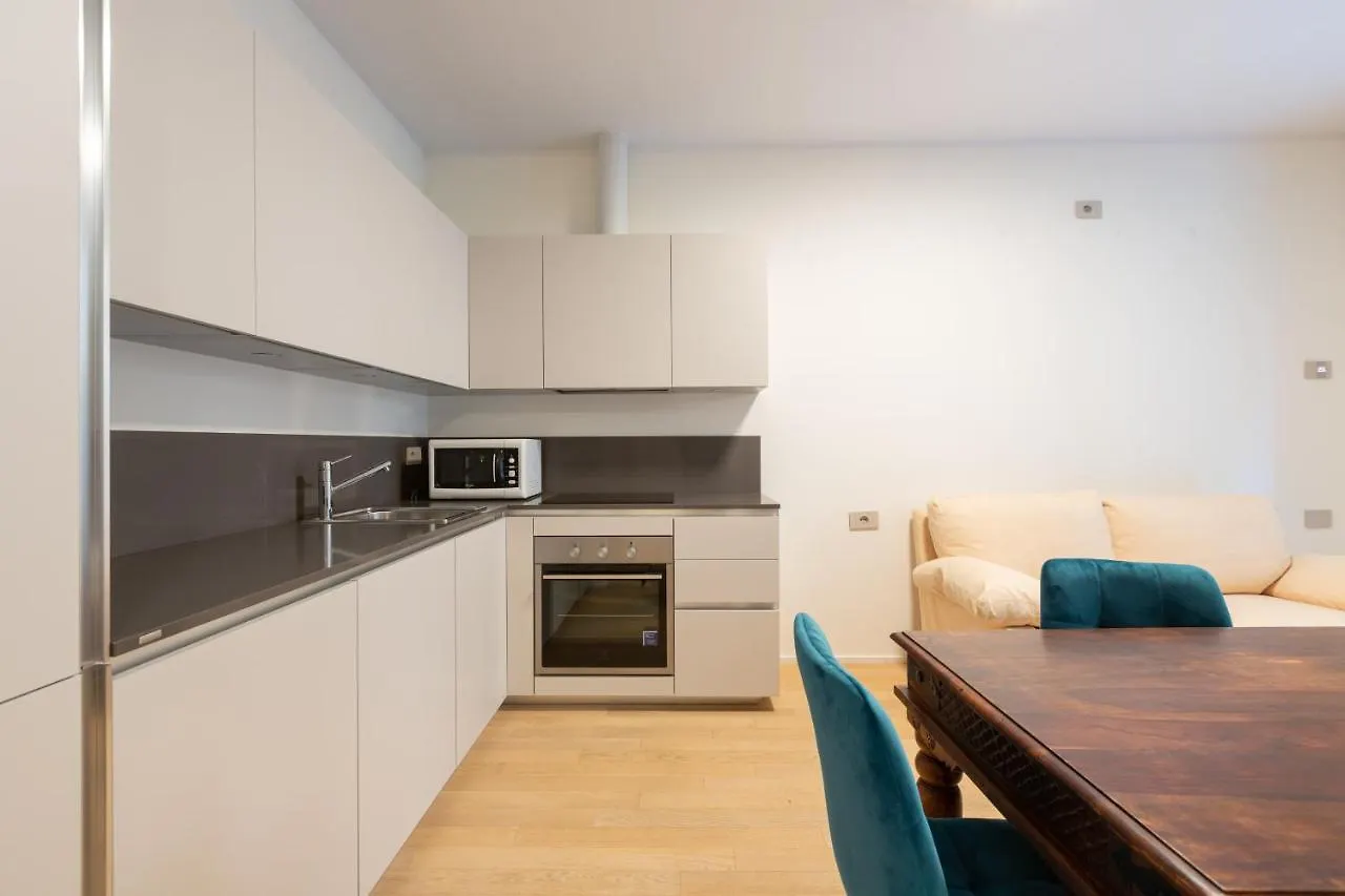 Cozy Flat With Parking Daire Milano